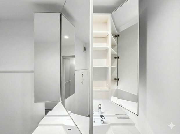 【洗面台・洗面所】鏡の裏に豊富な収納量を確保した、三面鏡タイプの洗面化粧台。化粧品やティッシュボックス、歯ブラシなどを機能的に収納できるスペースを設えました。いつも清潔に保ちたい洗面室の整頓にも役立ちますね。