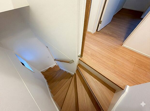 【その他内観】動線がしっかり考えられた間取り。採光もしっかりと計算されていてどの部屋も明るいのがうれしいですね。