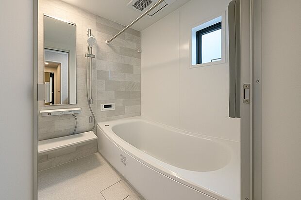 【浴室】ご家族との憩いの場として、一日の疲れを癒す場として、ゆったりと足を伸ばしてくつろげる綺麗で清潔感のある色味の浴室。