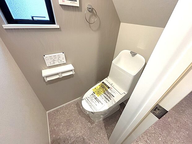 【トイレ】洗浄機能付き便座を標準装備。冬の寒い時期には暖房機能も活躍。快適にご利用いただけます。