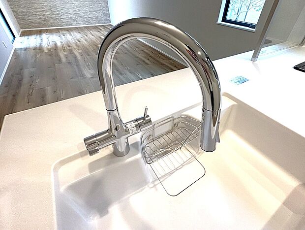 【ビルトイン浄水器 】キッチンには浄水器を標準装備。最近は水を飲むという場面以外にも料理で使用したり、野菜を洗う場合もキレイな水で洗いたいという人が増えてきています。