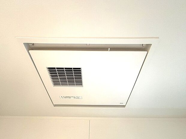 【浴室暖房乾燥機】お風呂場そのものを乾燥機にしてしまう便利な機能。梅雨時期や花粉の時期に助かる。冬の時期には暖房機能がヒートショックを防ぐ。