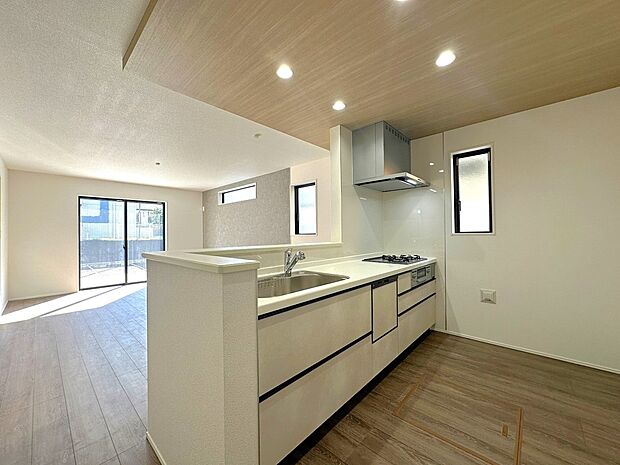 【キッチン】毎日使うキッチン周りが綺麗で清潔に保たれていると、お料理を作るのも楽しくなりますよね。機能性とデザイン性を持たせたキッチンで気持ちよくお料理が出来そうです。