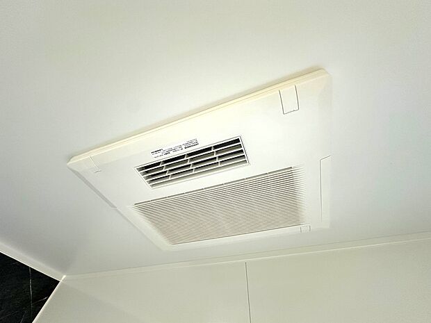 【浴室暖房乾燥機】お風呂場そのものを乾燥機にしてしまう便利な機能。梅雨時期や花粉の時期に助かる。冬の時期には暖房機能がヒートショックを防ぐ。 