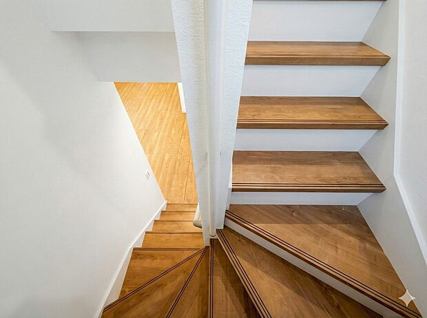 【その他内観】リビングを通過して2階へと登れるリビングイン階段仕様です。ただいま！おかえり！行ってきます！の声が響き渡る、毎日大切な家族とコミュニケーションが取れる家族思いの間取りを作りました。