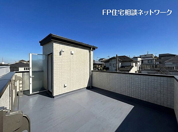 【バルコニー】多用途にご利用いただける大型ルーフバルコニーです。天気の良い日にはテーブルとイスを並べて外でお食事なども楽しめ、ご家族憩いの場としてもご利用いただけます。