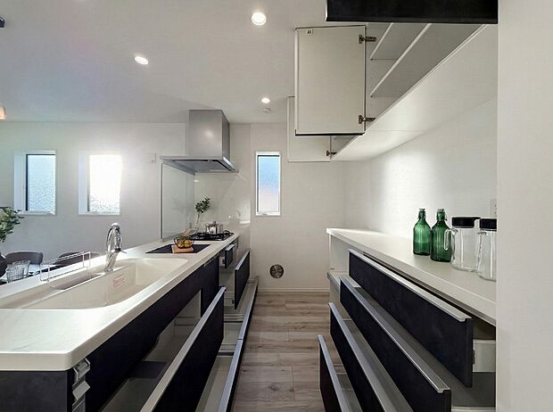 【キッチン】システムキッチンと一体感あるカラーでまとまった、カップボード付です。新生活に伴い、家具選びの時間と費用の面でもうれしい設備仕様です。