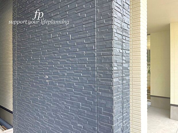 【外壁】デザイン性はもちろん、塗膜の汚れを雨で流れ落とし、雨風や日差しから美しい壁面を守る耐候性の高い外壁を採用しています。