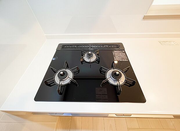 【3口ガスコンロ　】慣れている方も多く、火力が目に見えるため、使いやすいという方も多い、3口のガスコンロ仕様です。