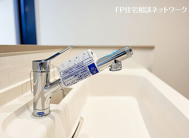 【ビルトイン浄水器　】キッチンには浄水器を標準装備。最近は水を飲むという場面以外にも料理で使用したり、野菜を洗う場合もキレイな水で洗いたいという人が増えてきています。