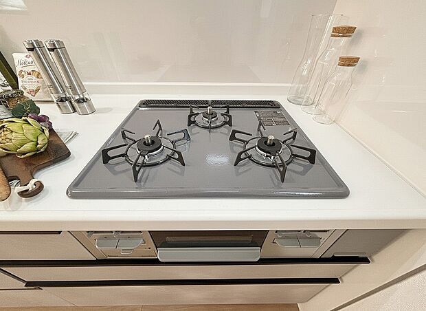 【3口ガスコンロ】同仕様設備：慣れている方も多く、火力が目に見えるため、使いやすいという方も多い、3口のガスコンロ仕様です。