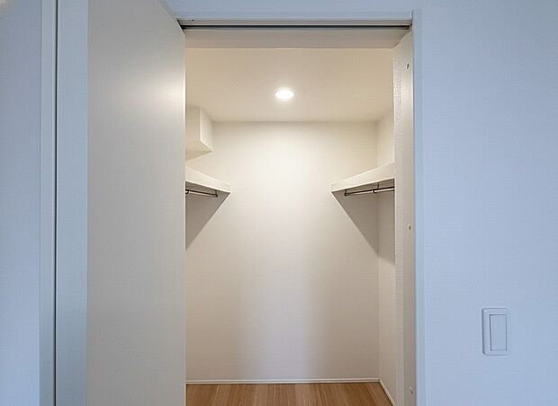 【ウォークインクローゼット】居室空間をすっきり保てる、ウォークインクローゼット付です。広いため、使い慣れた収納家具をこの空間に設置することもできます。