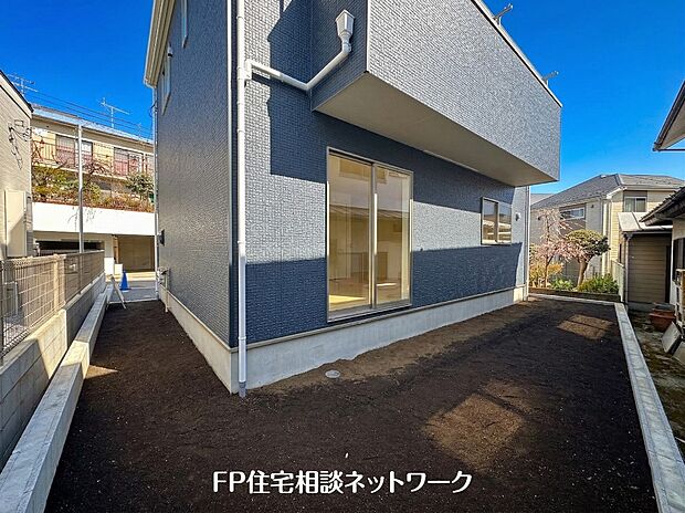 【庭】住まいに陽当りと潤いをもたらす、広いお庭があります。