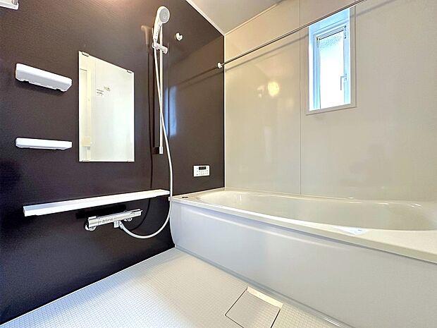 【浴室】ご家族との憩いの場として、一日の疲れを癒す場として、ゆったりと足を伸ばしてくつろげる綺麗で清潔感のある色味の浴室。