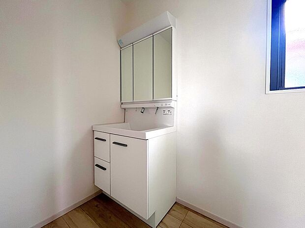 【洗面台・洗面所】とりの洗面スペースで朝の身支度も快適スムーズに。面鏡で髪のセットやお化粧もストレスなくこなせ、朝から気分良く通勤通学に向かえそうですね！鏡の裏にはたっぷりと収納スペースを標準装備！