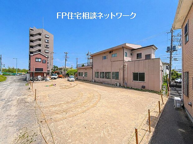 【現地土地写真】四季を通じて自然と触れ合えるスポットが周辺には盛りだくさん!お散歩やジョギング、週末のご家族での遊びに最適です。目の前に広がる開放感とゆとり、暮らしの夢を育む理想の住まいがここにはあります。
