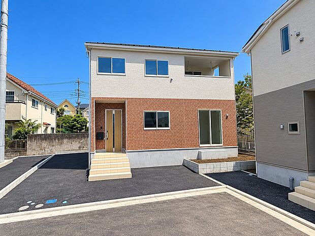 【前面道路含む現地写真】閑静な住宅地で子育て家族にピッタリ。毎日のお散歩も快適な緑に恵まれたエリアで、自然に包まれた穏やかな暮らしを実現するための、ゆとりある住環境が整っています。緑の潤いを感じながらホッと生活できそう。