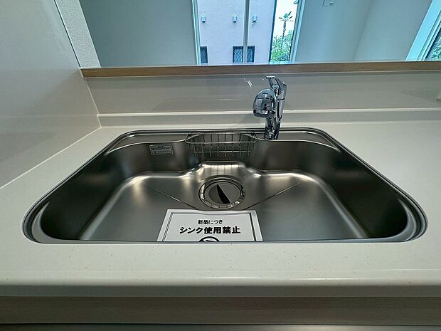 【浄水器一体型水栓】キッチンには浄水器を標準装備。最近は水を飲むという場面以外にも料理で使用したり、野菜を洗う場合もキレイな水で洗いたいという人が増えてきています。
