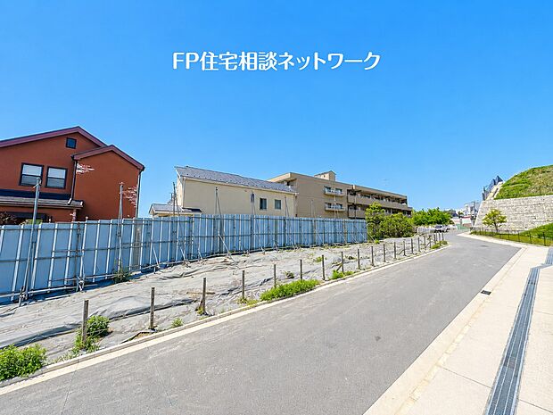 【前面道路含む現地写真】四季を通じて自然と触れ合えるスポットが周辺には盛りだくさん！お散歩やジョギング、週末のご家族での遊びに最適です。