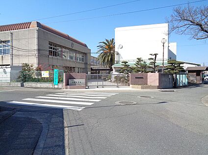 中部中学校 約100ｍ