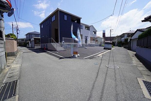 前面道路。西側約4m公道。
スーパー、コンビニ⇒徒歩約8分圏内♪
西鉄バス「福岡女子商前」停⇒徒歩約5分♪