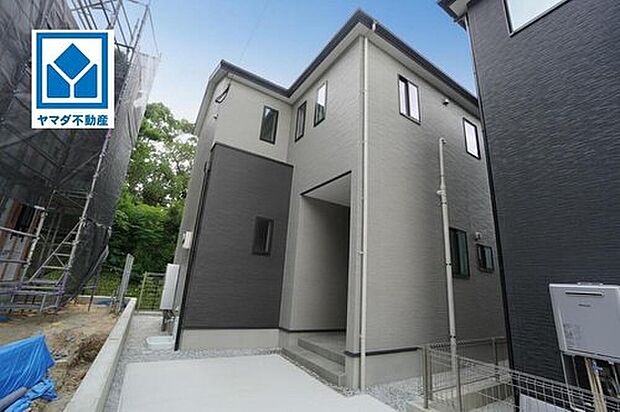 1期4号棟。
4LDK☆和室あり^^
駐車スペース縦列2台分♪
リビング階段で開放的なLDKを演出^^
2階全居室WIC完備で収納充実◎