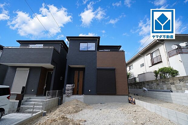 1号棟。
南向き☆4LDK!和室有!P2台^^
主寝室は広々7.7帖+WIC!
全居室収納有で収納充実の間取り☆