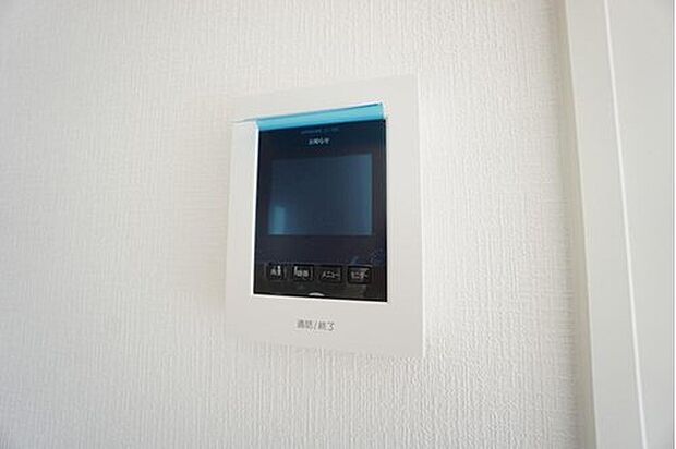【防犯設備】防犯はもちろん、セールスマン対策にもなるモニター付きインターホンです。
来訪者の顔が見えるので安心ですね^^