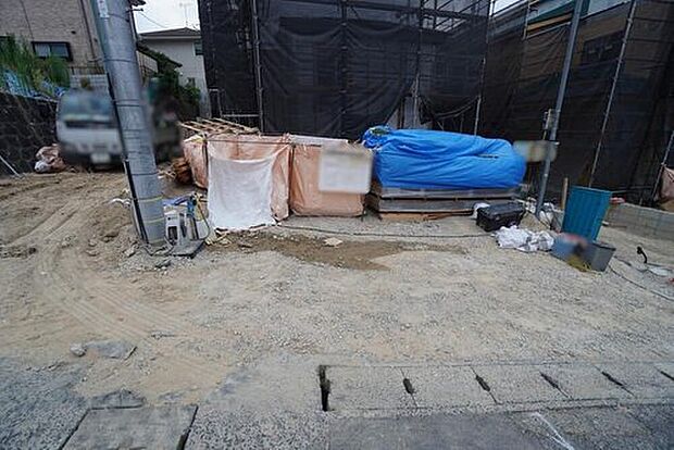 【駐車場】4号棟。
駐車スペースは3台分を確保(車種による)。マイカー用に、お客さま用に、余裕を持ってご利用いただけます。