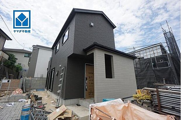 【現地外観写真】4号棟。
3LDK!LDK17.2帖!全居室収納付き+2WICで収納充実の間取り^^全居室南東向きで陽当たり&風通し良好^^P3台^^