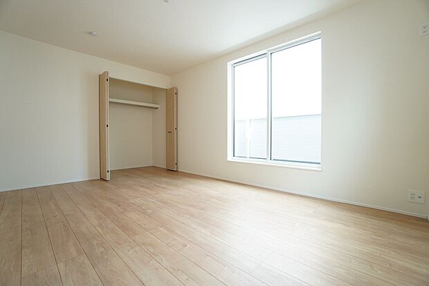 【洋室】1号棟。
8.7帖。主寝室としてお使いいただけそうなこちらのお部屋は、日当たりが良く、爽やかな風を感じて起きる朝は、快適生活の始まりに。
