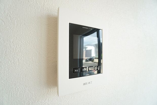 【TVモニター付きインターフォン】防犯性、セキュリティ対策に安心できるテレビモニター付きインターフォンです。セールスマン対策にもなり安心できます。