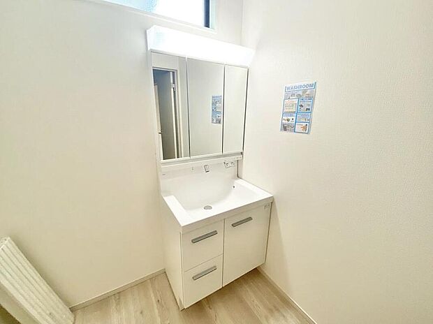 【洗面台・洗面所】2号棟。
三面鏡裏収納付き洗面化粧台です^^
歯磨きセットやスキンケア用品などの収納に便利ですね。
生活感も隠すことができ、来客時にも安心です。