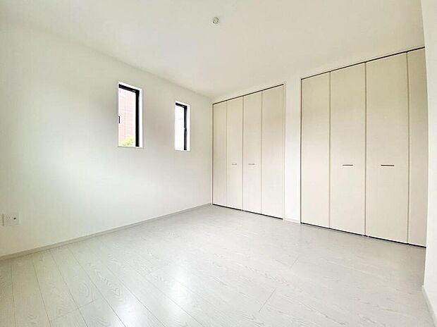 【洋室】2号棟。
家具を選ばないナチュラルなフローリングとシンプルなクロスで、住む人のこだわりを活かす洋室^^広めのクローゼットもあり荷物もすっきり片付けられ、ゆとりのある暮らしが出来ます^^
