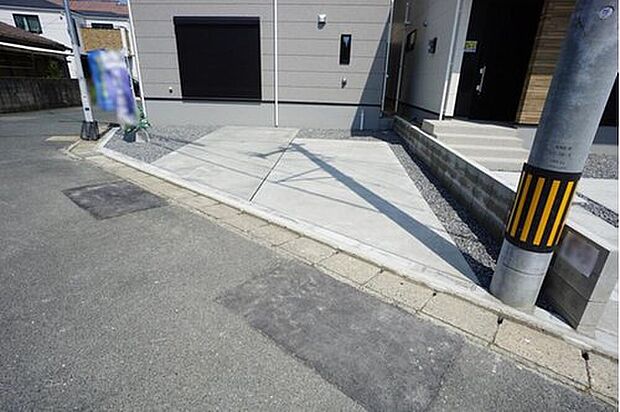 【駐車場】1号棟。
駐車スペースはゆとりある2台分を確保。マイカー用に、お客さま用に、余裕を持ってご利用いただけます。