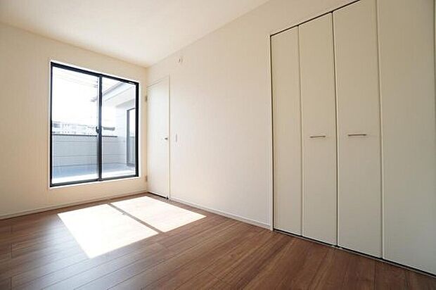 【洋室】1号棟。5.3帖。
住む人のこだわりを活かす洋室^^広めのクローゼットもあり荷物もすっきり片付けられ、ゆとりのある暮らしが出来ます^^