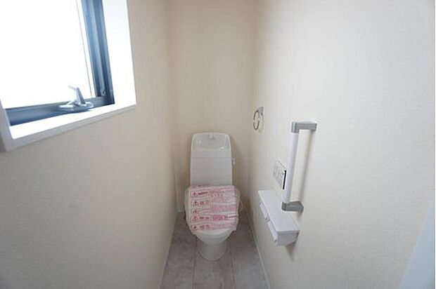 【トイレ】1号棟。
温水洗浄機付トイレです。節水機能もあるので、安心して使えますね。もちろん、1階2階の2ヶ所にトイレがあるので、忙しい朝にもゆとりができますね。