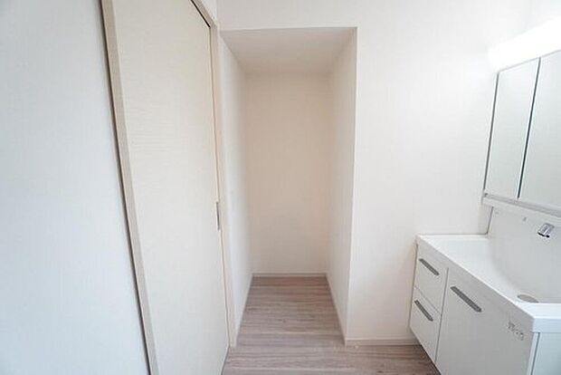 【収納】2号棟。
洗面台横には収納スペース完備^^
雑然とした洗面室がすっきり片付けやすくなりますし、パジャマや下着を個室に取りに行くという手間も省けます。