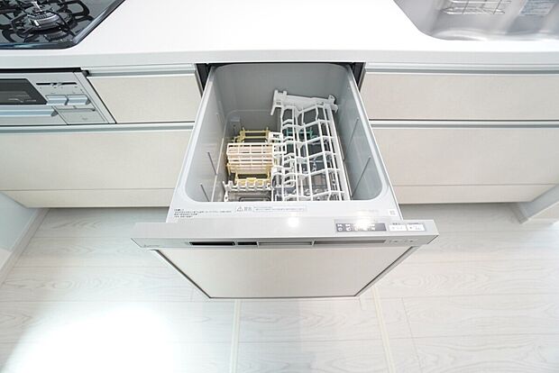 【食器洗浄乾燥機】1期3号棟。炊事時間を大幅に短縮できる食器洗浄乾燥機付き^^食器を洗う手間が減るので家族とのコミュニケーションの時間や自分の時間が増えますね。