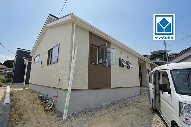 【外観】3号棟。
生活がワンフロアで完結する≪平屋建て≫☆
4LDK+ファミリークローク完備!収納充実の間取り!
広々シューズクローク付き!