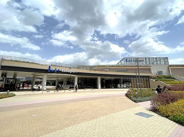 ららぽーと福岡店(約800m)