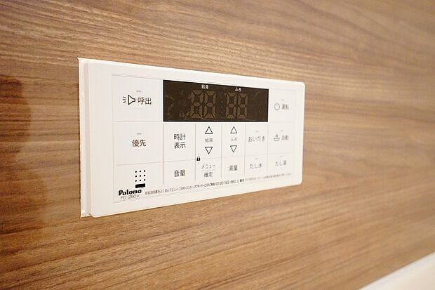 【同仕様写真】湯量・湯温の設定、そして保温までワンタッチのフルオートバス。便利な追い炊き機能付きです。