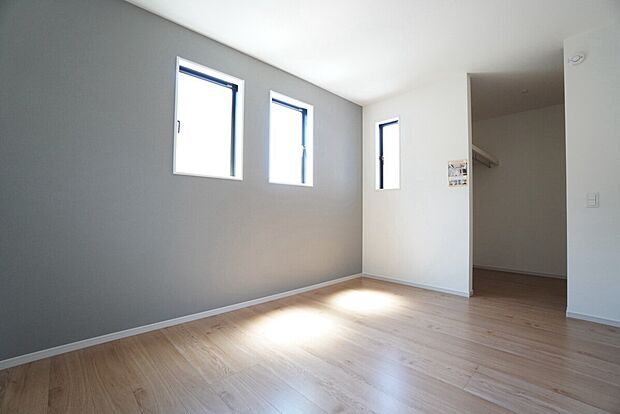 【リビング以外の居室】1号棟。主寝室としてお使いいただけそうなこちらのお部屋は、日当たりが良く、爽やかな風を感じて起きる朝は、快適生活の始まりに。