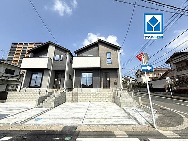 2号棟。統一された建物外観はもちろん、前面道路に対して屋根方向を合わせることで統一感を作り出し、街並みとしての資産価値を高めます^^