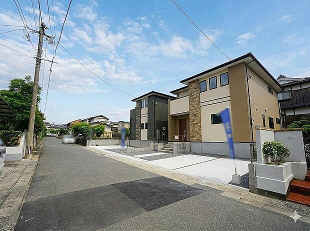前面道路。北側約6m市道。
スーパー、コンビニまで徒歩約11分圏内^^前面道路が広く、駐車もラクラクです^^