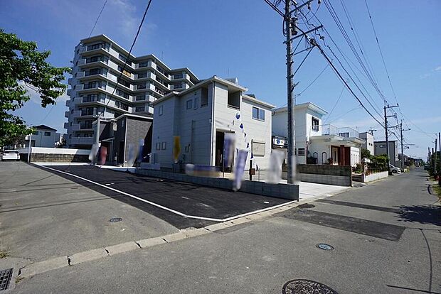 前面道路。JR千鳥駅まで徒歩12分、自転車で5分(1km)☆お買い物に便利なスーパー、コンビニが徒歩10分圏内◎