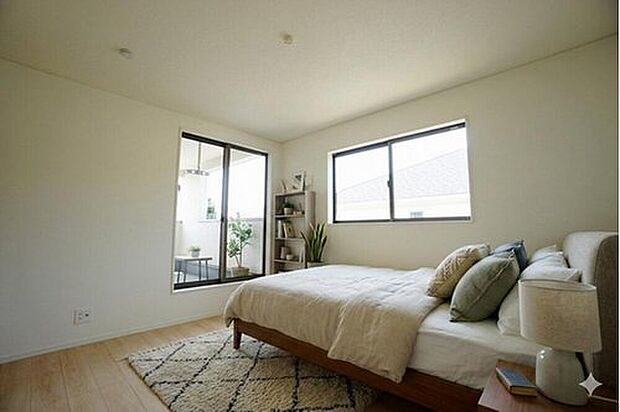 家具はイメージです。主寝室としてお使いいただけそうなこちらのお部屋は、日当たりが良く、爽やかな風を感じて起きる朝は、快適生活の始まりに。

