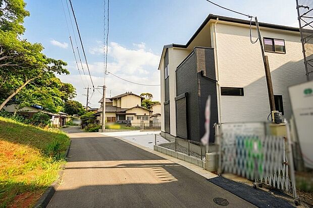 閑静な住宅街に佇む新築戸建、小学校や公園が徒歩圏内。子育てファミリーに嬉しい立地、家族で安心して暮らせる住まい。