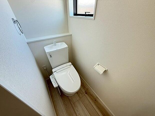 【1号棟。】1階2階の2ヶ所にトイレがありますので、忙しい朝にも家族に気を使わず、ゆとりが生まれますね^^
小窓付きで換気する時に便利です^^