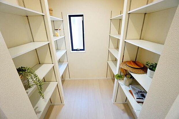 【収納】まとめ買いしてもこの収納量なら心配要らずのパントリー。調理家電や食品のストックをすっきりまとめられ、キッチン周りを広々使えます。